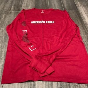 Mens American Eagle standard fit long sleeve graphic tee.